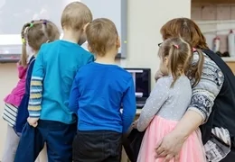 Ekrany dotykowe w przedszkolach - rozwijanie umiejętności poznawczych i kreatywnych u najmłodszych