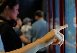 Monitor dotykowy vs. tradycyjna tablica - porównanie