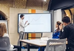 Zalety i wady sprzętu audio z funkcją multiroom w kontekście lekcji języków obcych